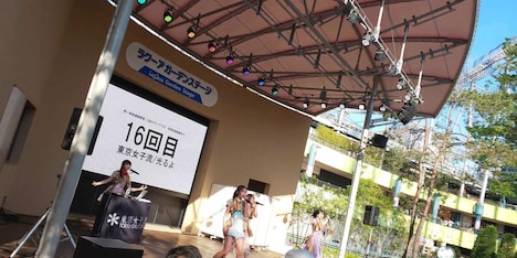「東京女子流 SPECIAL FREE LIVE 『16回光るよ』at ラクーア」の様子。（写真提供：エイベックス）