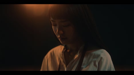 Aimer「STAND-ALONE」ミュージックビデオのワンシーン。