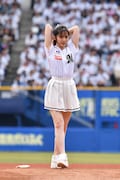 人気画像9位は「鈴木愛理のスシポーズ!初の始球式でナイスピッチング」より、きれいなワインドアップフォームで構える鈴木愛理投手。