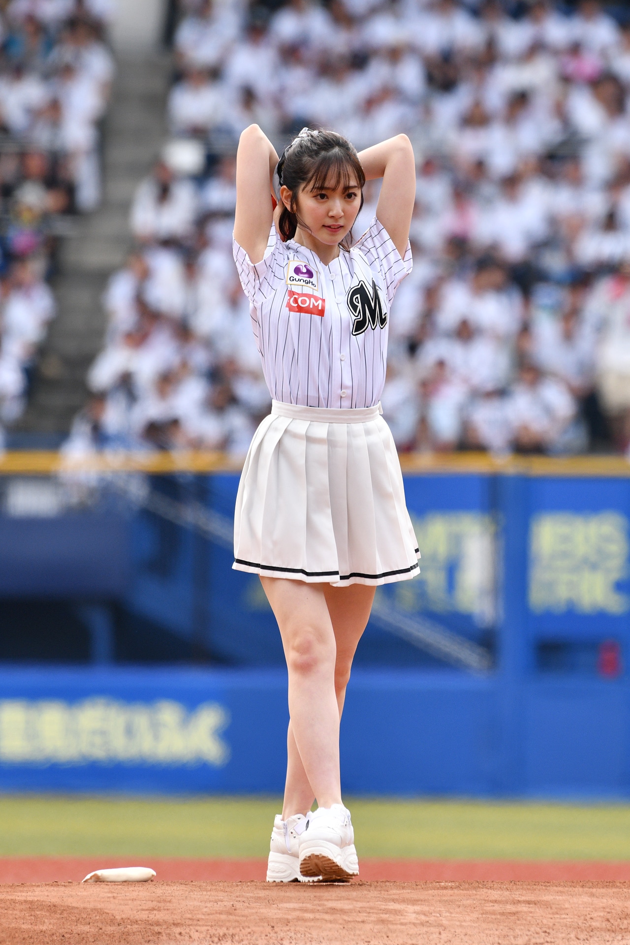 人気画像9位は「鈴木愛理のスシポーズ！初の始球式でナイスピッチング」より、きれいなワインドアップフォームで構える鈴木愛理投手。