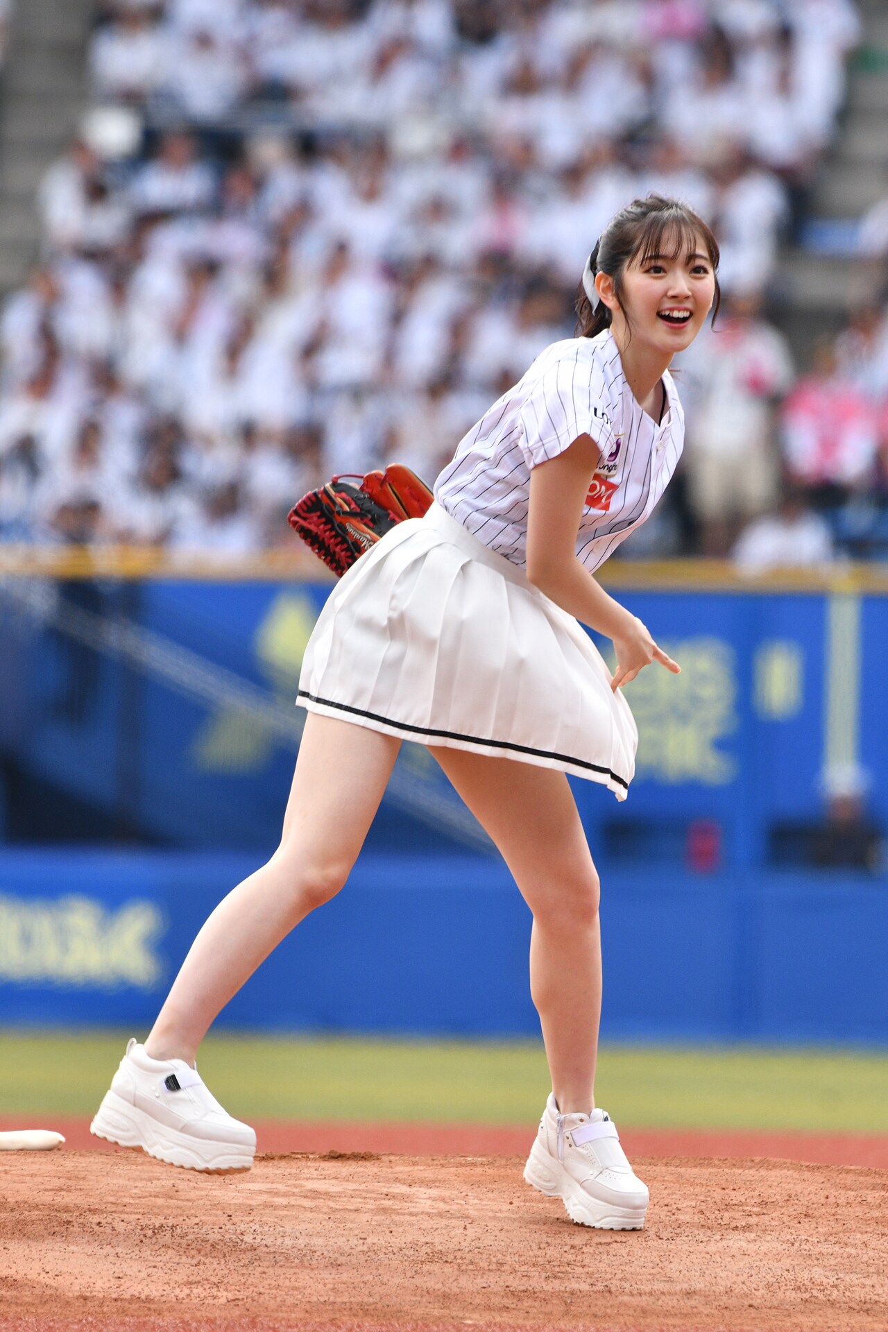 思いのほかまっすぐボールが飛んだことに驚く鈴木愛理投手。 - 鈴木