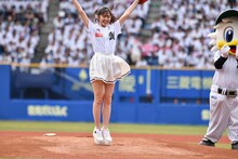 飛び跳ねて喜ぶ鈴木愛理投手。