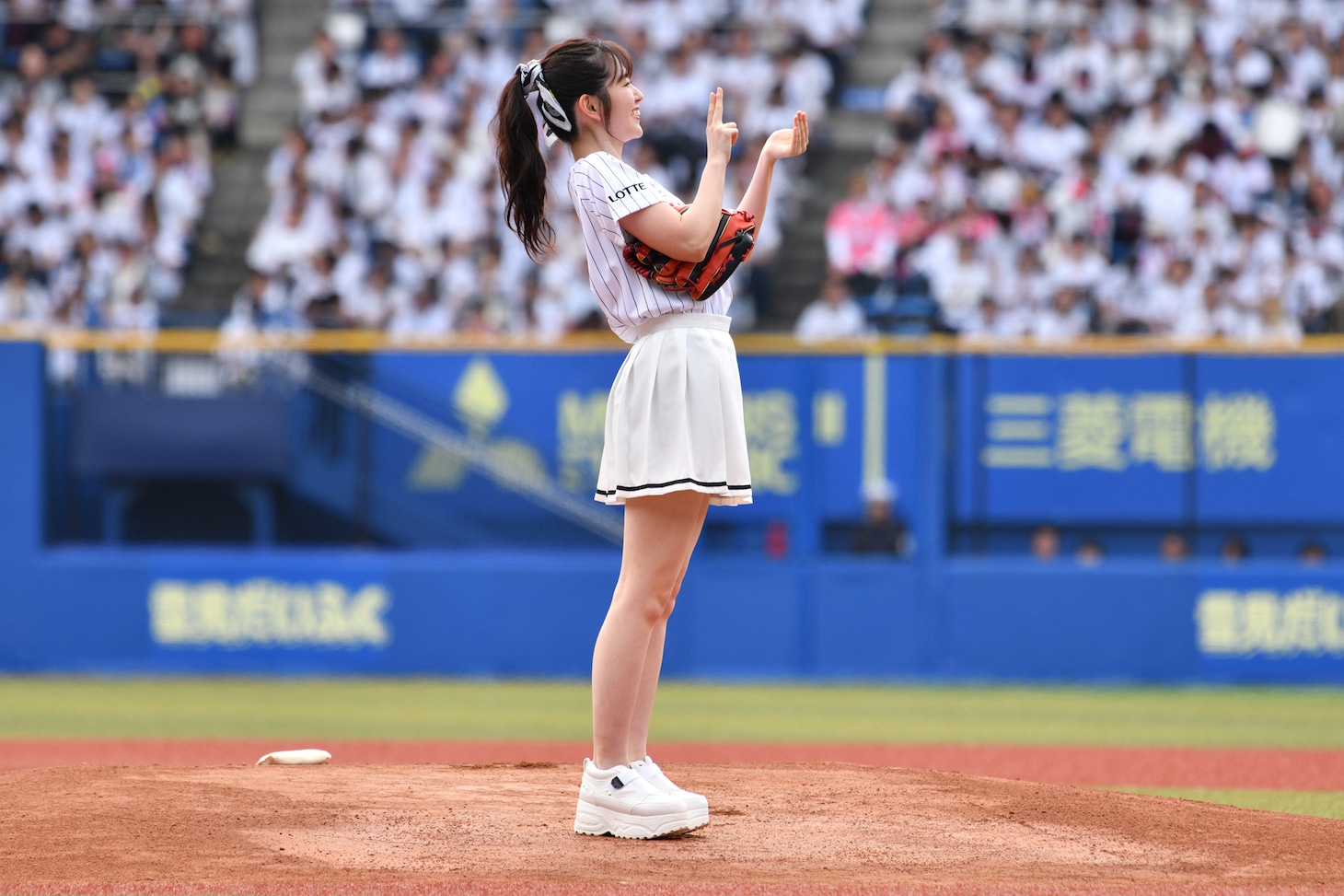 人気画像3位は「鈴木愛理のスシポーズ！初の始球式でナイスピッチング」より、マウンド上でスシポーズを決める鈴木愛理投手。
