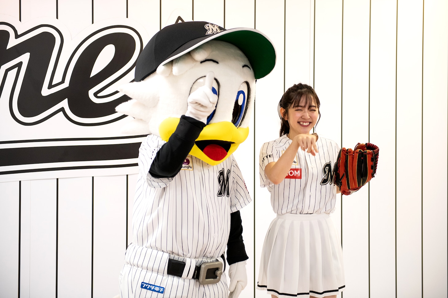 千葉ロッテマリーンズのキャラクター・マーくん（左）と一緒に自身の楽曲「DISTANCE」のダンスを踊る鈴木愛理投手（右）。