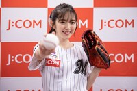 人気画像7位は「鈴木愛理のスシポーズ！初の始球式でナイスピッチング」より、初のピッチングを終えた鈴木愛理投手。