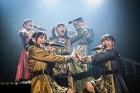 「なにわのはにわ（CLUB RAINBOW Remix）」で見事な寄り目を披露する根岸可蓮（中央）。