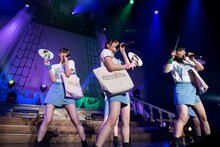 グッズを抱えて登場したたこやきレインボー。