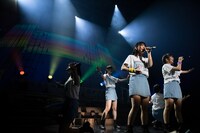 1stシングル「オーバー・ザ・たこやきレインボー」を歌うたこやきレインボー。