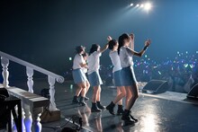 虹家族に笑顔で手を振るたこやきレインボー。