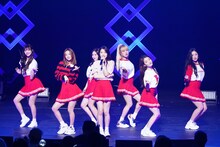 「OH MY GIRL JAPAN OFFICIAL FANCLUB 1st ファンミーティングツアー2019 ～PICNIC～」東京・なかのZERO 大ホール公演の様子。（写真提供：アリオラジャパン）