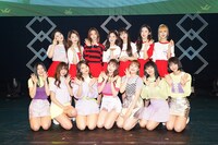 OH MY GIRLとChuning Candy。（写真提供：アリオラジャパン）