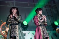 「なにわのはにわ（CLUB RAINBOW Remix）」で縦笛を吹く根岸可蓮（左）と彩木咲良（右）。