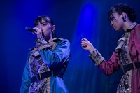 左から春名真依、彩木咲良。