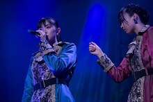 左から春名真依、彩木咲良。