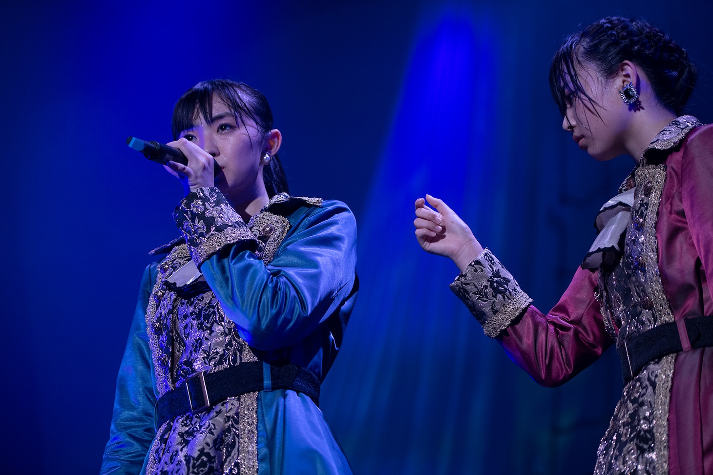 左から春名真依、彩木咲良。