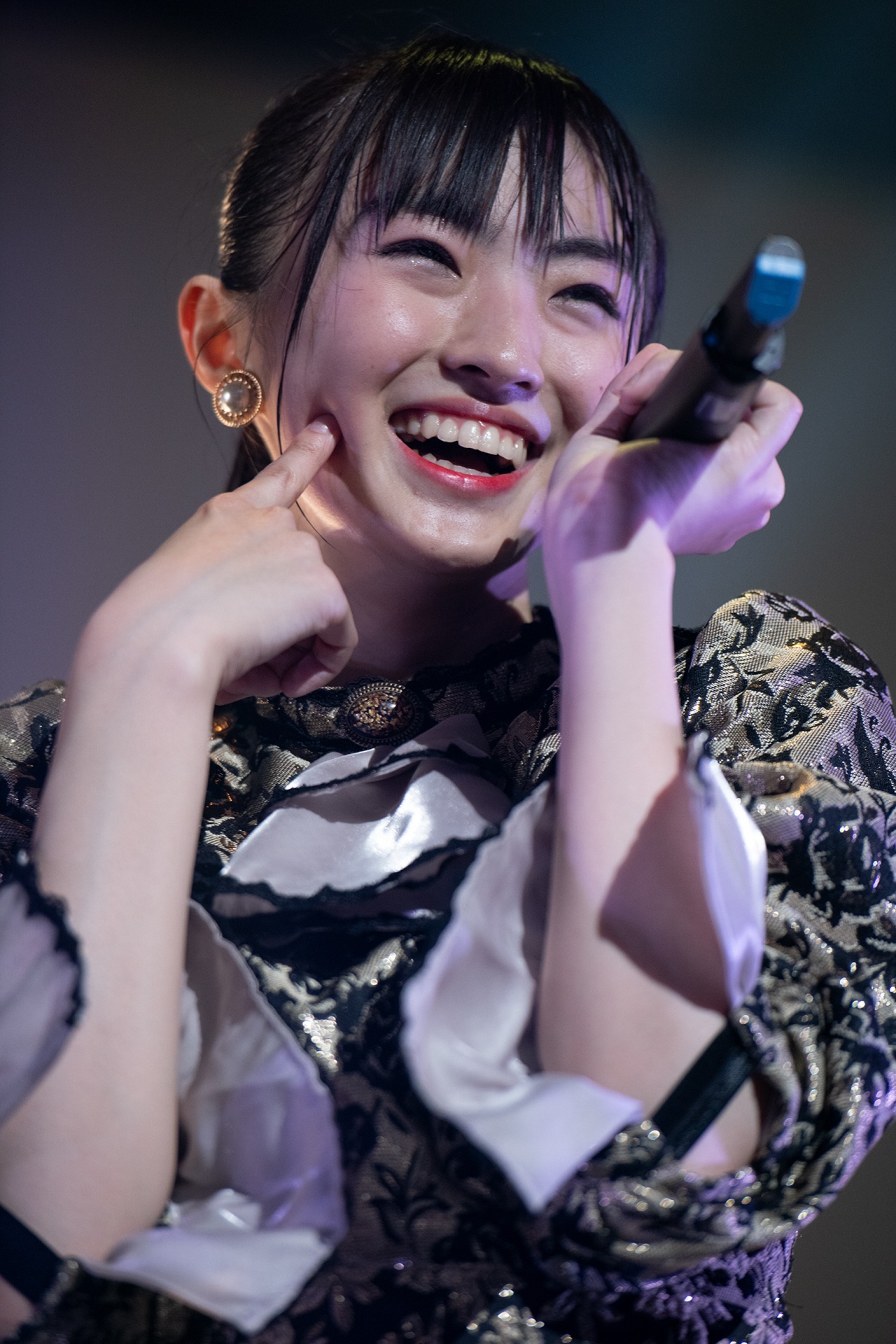 春名真依
