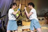 向かい合う春名真依（左）と彩木咲良（右）。