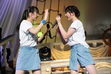 向かい合う春名真依（左）と彩木咲良（右）。