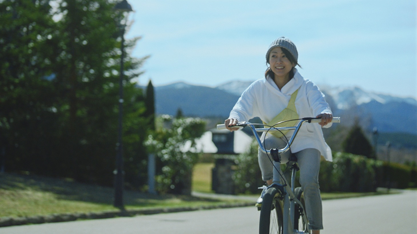 「サントリー 天然水スパークリングレモン」の新テレビCM「スイッチ！なんてカンタンさ！」編のワンシーン。