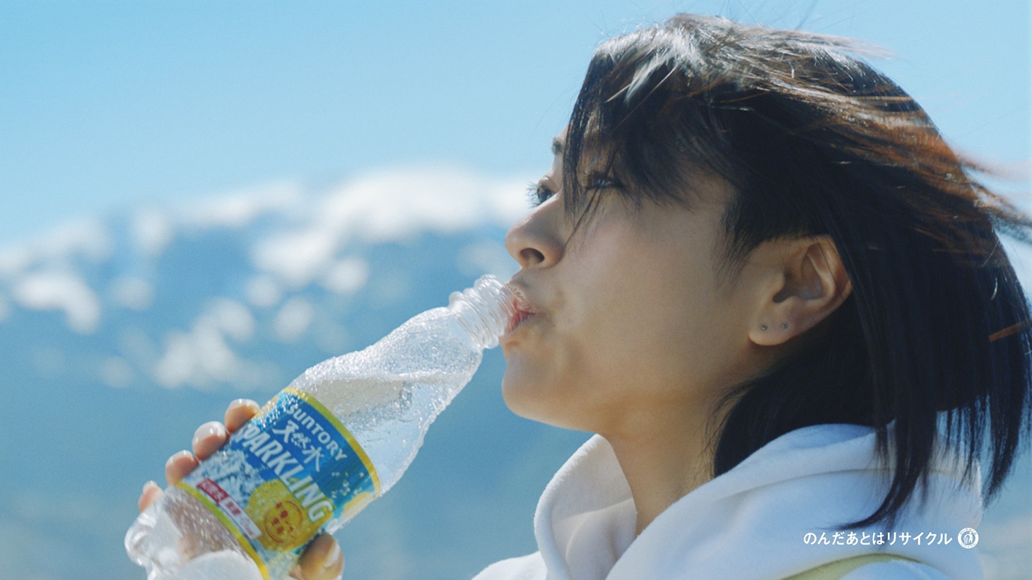 「サントリー 天然水スパークリングレモン」の新テレビCM「スイッチ！なんてカンタンさ！」編のワンシーン。