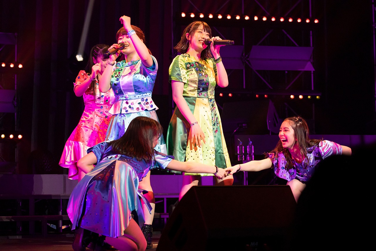 「こぶしファクトリー ファーストコンサート2019 春麗 ～GWスペシャル～」東京・中野サンプラザホール公演の様子。（写真提供：アップフロントグループ）