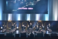 「夢に向かって」を披露するさくら学院。