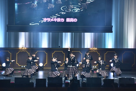 「夢に向かって」を披露するさくら学院。