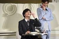 テーブルマナーを実演する永瀬廉とそれを見守る神宮寺勇太。
