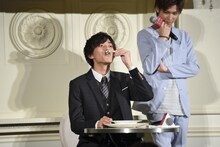 テーブルマナーを実演する永瀬廉とそれを見守る神宮寺勇太。