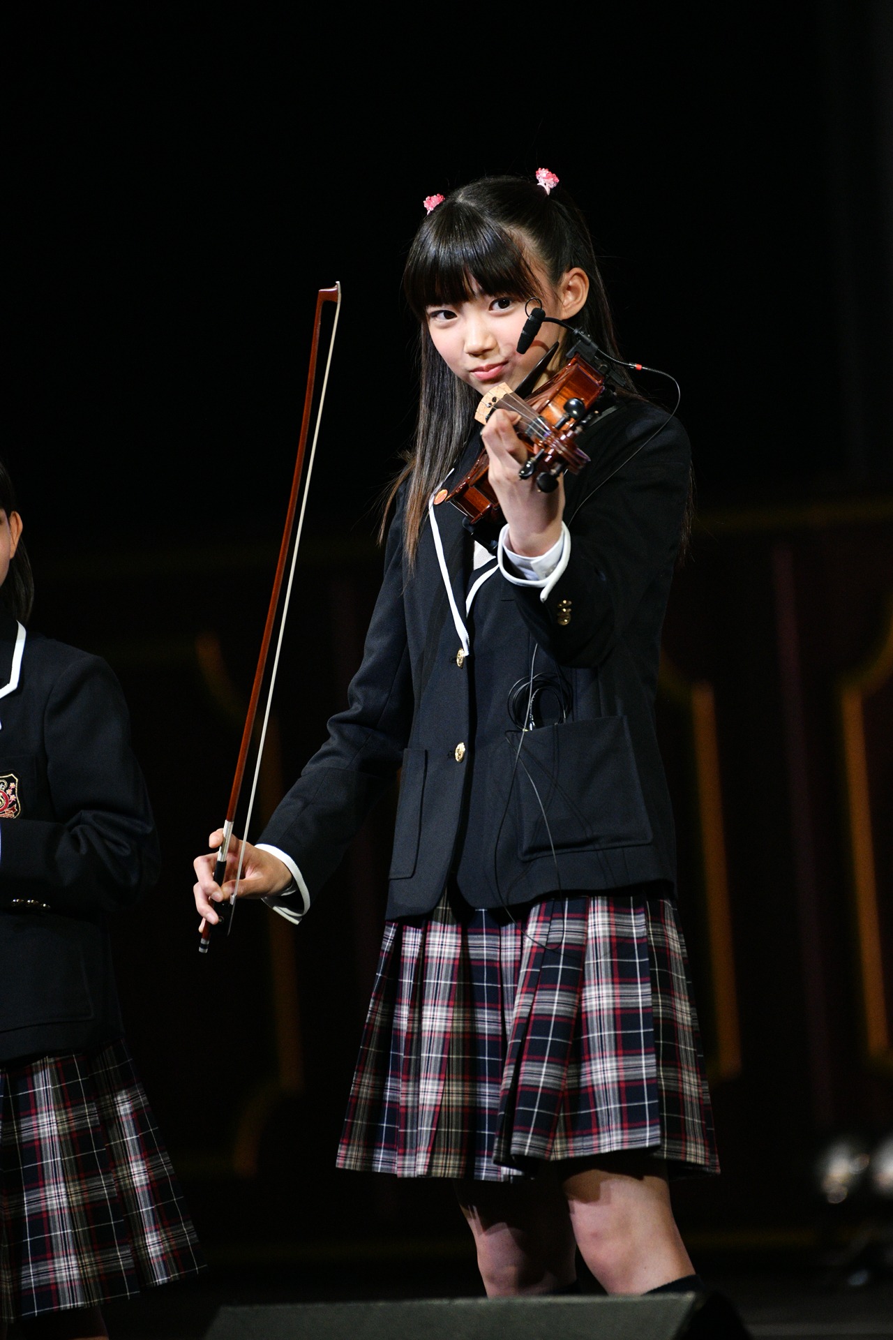 特技のバイオリンを披露する佐藤愛桜。