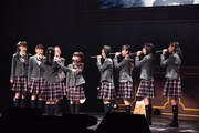 「School days」を披露するさくら学院。