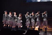 「School days」を披露するさくら学院。