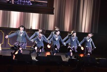 「ベリシュビッッ」を披露するさくら学院。