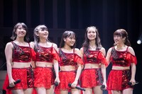 「こぶしファクトリー ファーストコンサート2019 春麗 ～GWスペシャル～」東京・中野サンプラザホール公演の様子。（写真提供：アップフロントグループ）