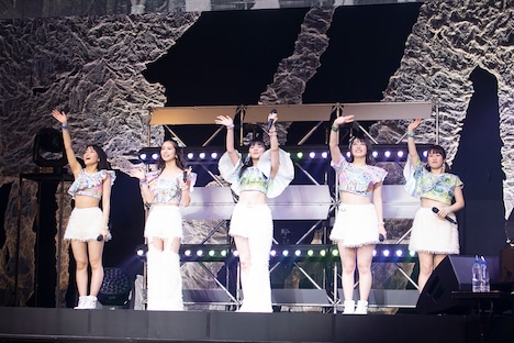 「こぶしファクトリー ファーストコンサート2019 春麗 ~GWスペシャル~」東京・中野サンプラザホール公演の様子。(写真提供:アップフロントグループ)