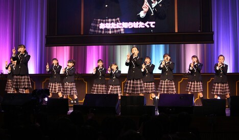 「FRIENDS」を披露するさくら学院。(写真提供:アミューズ)