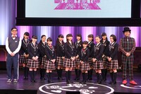 左から担任の森ハヤシ、さくら学院、倉本美津留校長。（写真提供：アミューズ）