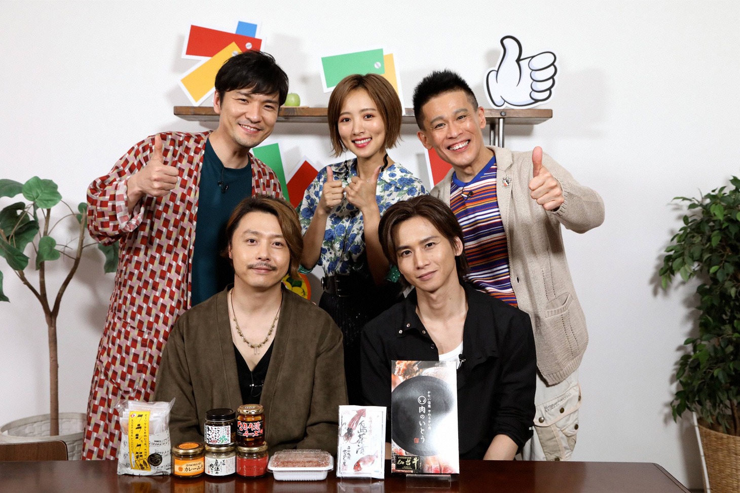「KinKi Kidsのブンブブーン ご飯のおともは オレコレ！SP」出演者たち。(c)フジテレビ