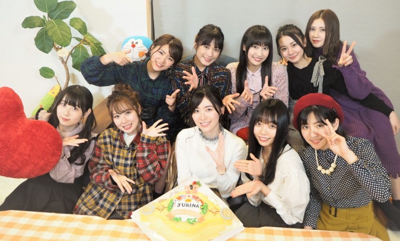 チャンピオンベルトをモチーフにした松井珠理奈の誕生日ケーキを囲むSKE48メンバー。(c)テレビ朝日