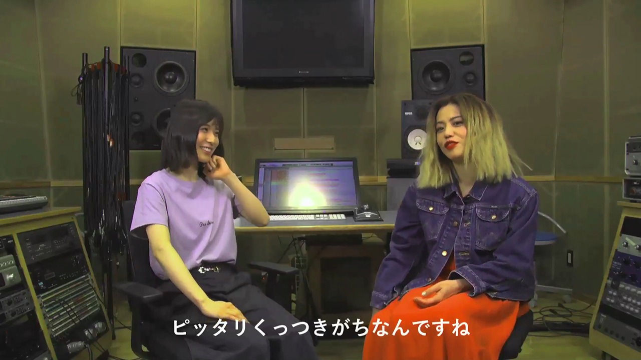 Charaと松岡茉優による対談映像のワンシーン。