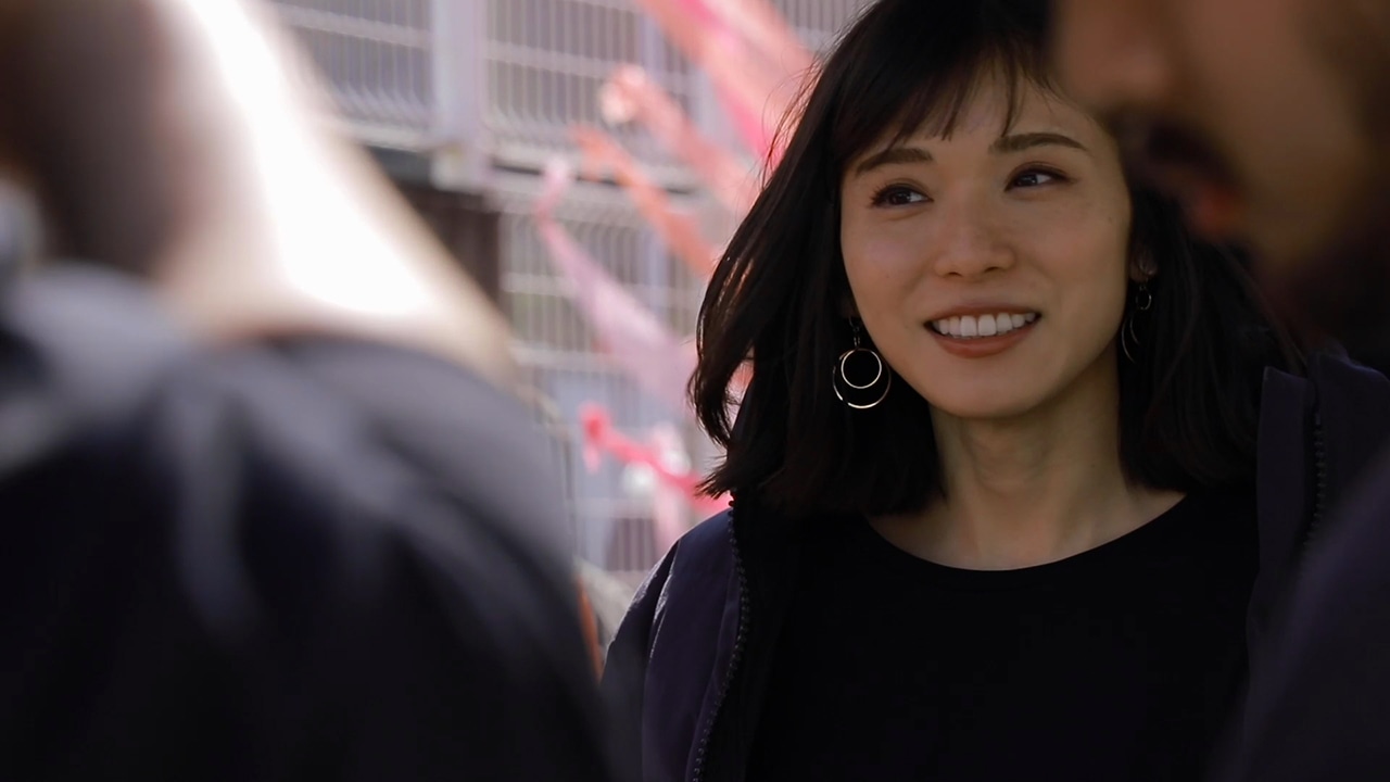 「自由に変わろ。松岡茉優の3変化ムービー」の第3弾「歌手編」メイキングのワンシーン。