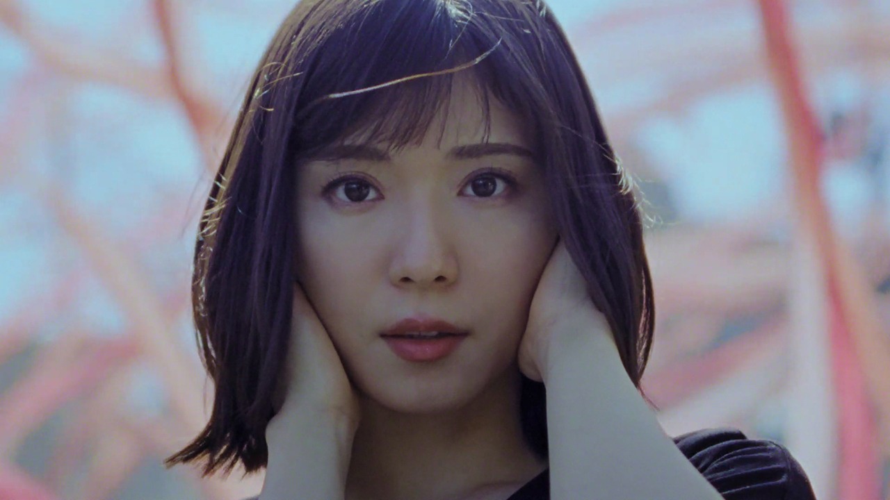 「星屑コーリング produced by Chara」ミュージックビデオのワンシーン。