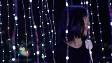 「星屑コーリング produced by Chara」ミュージックビデオのワンシーン。
