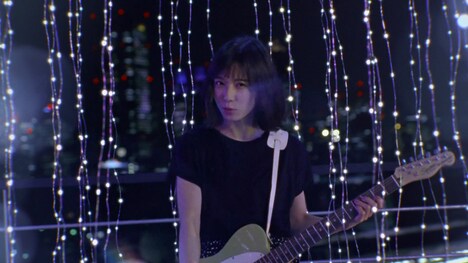 「星屑コーリング produced by Chara」ミュージックビデオのワンシーン。