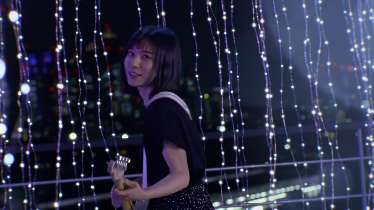 「星屑コーリング produced by Chara」ミュージックビデオのワンシーン。