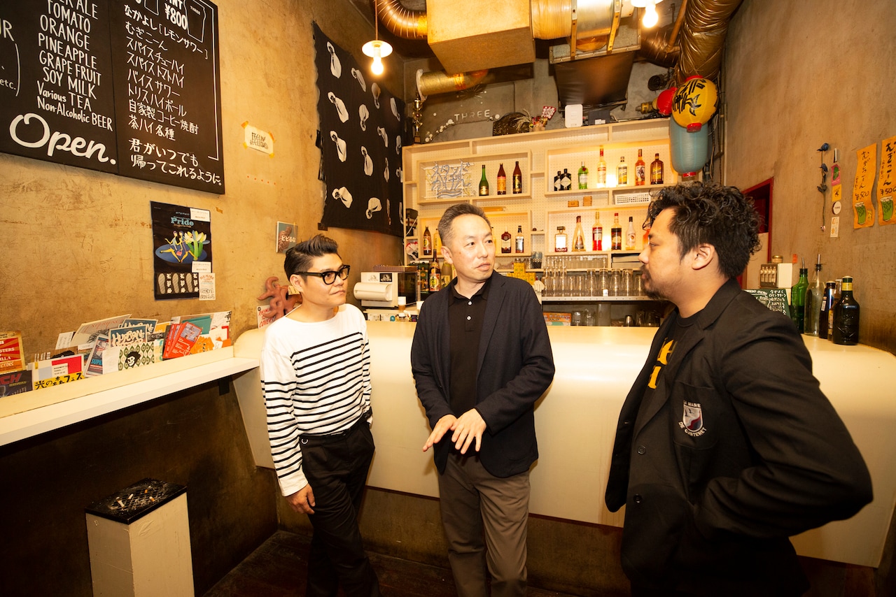 左から松田“CHABE”岳二(CUBISMO GRAFICO、Neil and Iraiza、LEARNERS)、山下直樹、スガナミユウ。