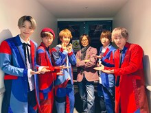 つんく♂（右から3番目）とCUBERS。（c）CUBERS