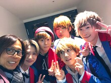 つんく♂（左）とCUBERS。（c）CUBERS