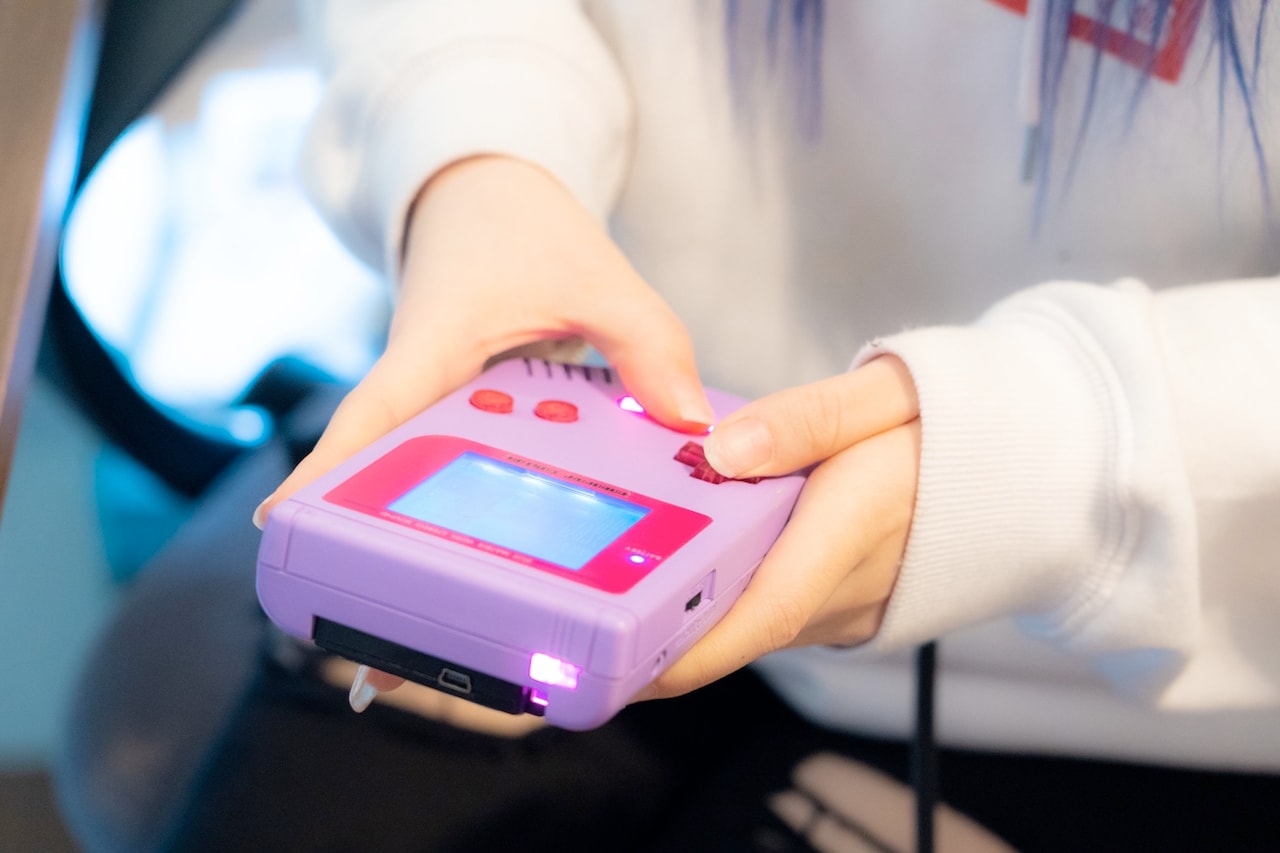 ゲームボーイで演奏するTORIENA。