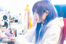 ゲームボーイで演奏するTORIENA。